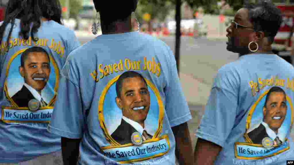 Женщины в майках с портретами президента Обамы и подписями &quot;Он сохранил нашу работу&quot;. Шарлотт, Северная Каролина, 3 сентября 2012 года. 