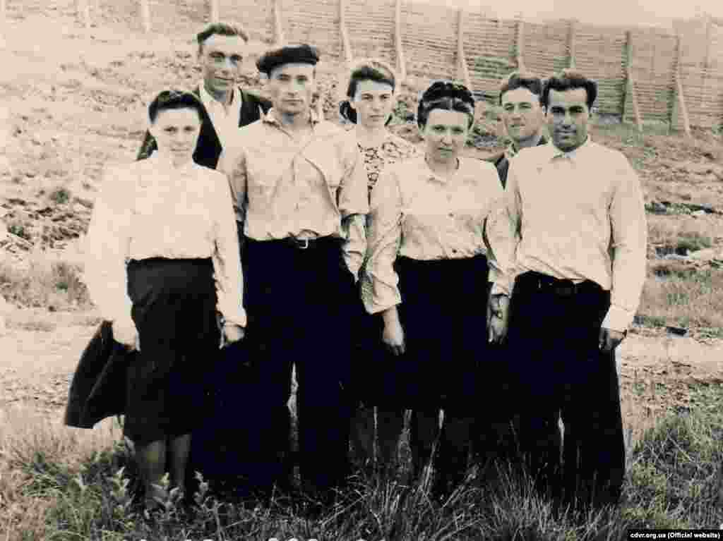 Параска Мартинюк (перша зліва), 1955 рік (фото з Архіву Центру досліджень визвольного руху)