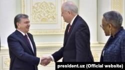 Uzbek President Shavkat Mirziyoyev (left) meets with U.S. Undersecretary of State Thomas Shannon (center) in Tashkent on March 26.