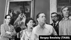 Parlamentarul american Carl Albert, Dna Mary Albert, Richard Combs (Departamentul de Stat) și A. Cistiakov, vicepreședintele Comitetului Executiv al Sovietului de la Leningrad într-o vizită la Muzuel Ermitaj
