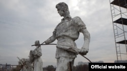 Скульптуры кампазыцыі «Труженики Белоруссии» да рэстаўрацыі