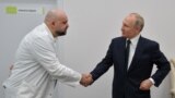 Владимир Путин пожимает руку главврачу больницы в Коммунарке за несколько дней до того, как тест последнего на вирус дал положительный результат