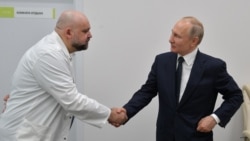 Vladimir Putin baş həkim Denis Protsenko ilə görüşür