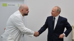Владимир Путин жмет руку главному врачу инфекционной больнице в Москве Денису Проценко