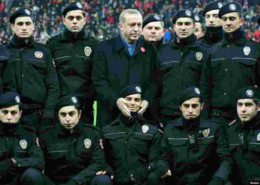 ТУРЦИЈА - Турските власти уапсиле 66 лица од вкупно 138 осомничени за поврзаност со Фетула Ѓулен, политичкиот противник на претседателот Реџеп Тајип Ердоган, објави турската новинска агенција Анадолија.