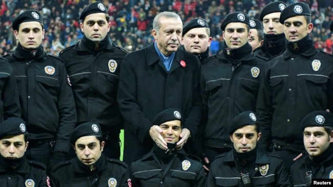 Tayyip Erdogan polislərlə birgə, Beçiktaş, Vodafon Arena, Istanbul, 22 dekabr 2016