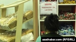 Бакалейный отдел в продуктовом магазине Ашхабада.