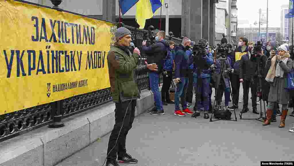 Під час акції біля Конституційного суду України на захист закону про мову. Київ, 3 листопада 2020 року. БІЛЬШЕ ПРО ЦЕ