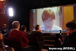 Сестра Сенцова Наталья Каплан отвечает на вопросы посетителей кинотеатра «Лира»