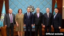 Кайрат Кожамжаров (в центре) в бытность генеральным прокурором Казахстана