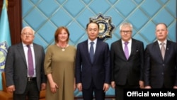 Кайрат Кожамжаров (в центре) в бытность генеральным прокурором Казахстана