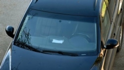 Водитель оставил медицинскую маску на приборной панели автомобиля