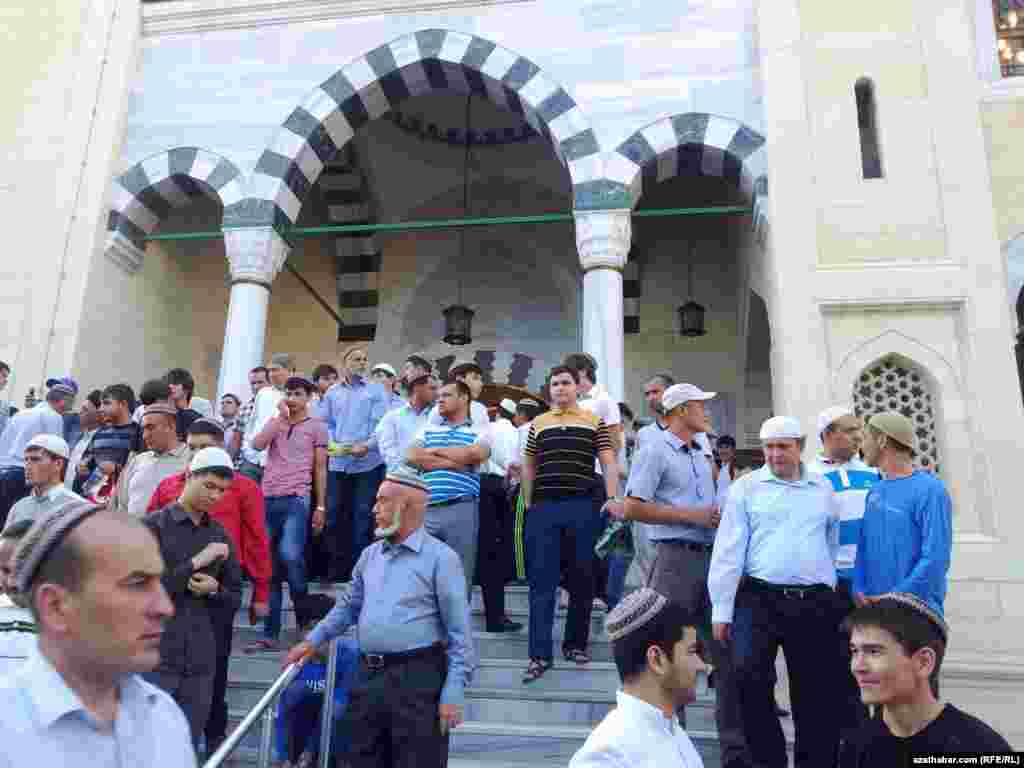 У мечети Ар-Тогрул в Ашгабате, Туркменистан.