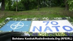 У Києві 70-річчя НАТО вшанували декоративною клумбою, весна 2019 року