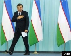 Өзбекстан президенті болып сайланған Шавкат Мирзияев өзін қолдаушылармен өткізген жиында. Ташкент, 5 желтоқсан, 2016 жыл