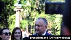 Igor Dodon la bustul poetului rus Alexandr Pușkin