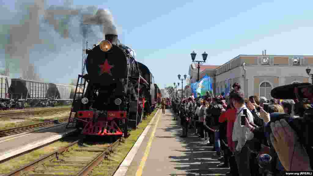 Keriçke «Ğalebe treni» köçüci muzeyi keldi. Tantanalı tedbirge mektepliler ve pensionerler keldi