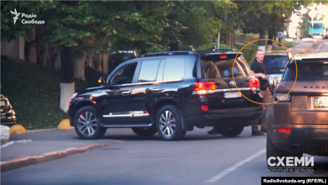 Вихід і посадку Котвіцького до авто у центрі Києва супроводжує охоронець з автоматом