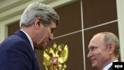 Госсекретарь США Джон Керри и президент РФ Владимир Путин в Сочи 12 мая. 