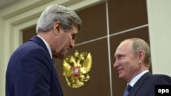 Джон Керрі (л) і Володимир Путін (п) під час зустрічі у президентській резиденції під Сочі, 12 травня 2015 року