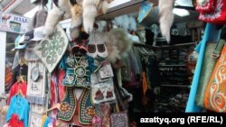 Изделия в национальном стиле, выставленные на продажу на алматинском рынке. 16 июня 2016 года.