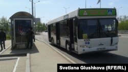 Автобус на остановке. Астана, 8 мая 2014 года.