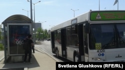 Автобус на останове в Астане. Иллюстративное фото.