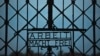 Ворота ацистского концлагеря в Дахау с надписью "Рбота освобождает"