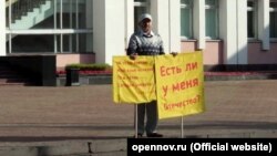 Udmurt scientist Albert Razin protests for the protection of the Udmurt language near Udmurtia's regional assembly on September 10. He self-immolated shortly afterwards. 