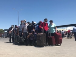 Граждане Узбекистана, ожидающие возможности перейти границу, 3 июля 2020 года.