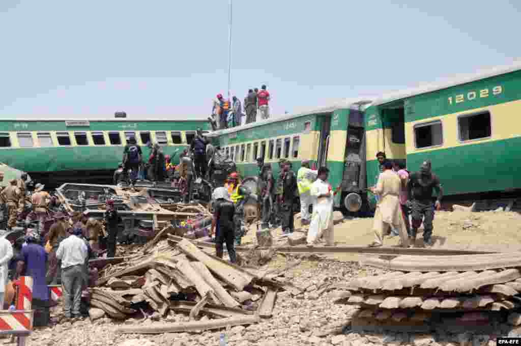 Rescue workers at the scene of a train accident near Sadiqabad, Pakistan, July 11, 2019. 