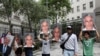 Demonstranti sa transparentima protiv Jeffreya Epsteina tokom njegovog suđenja u New Yorku, 9. juli 2019.