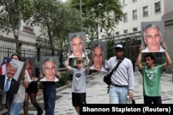 Protest protiv Jeffreya Epsteina tokom suđenja za trgovinu ljudima na sudu u New Yorku, 8. juli 2019.