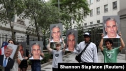 Demonstranti sa transparentima protiv Jeffreya Epsteina tokom njegovog suđenja u New Yorku, 9. juli 2019.