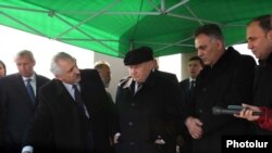 Armenia -- Moscow Mayor Yury Luzhkov (C) and Armenian officials discuss a major redevelopment project in Yerevan, 29Jan2010