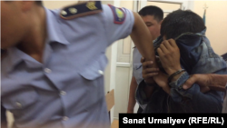 24-летний Адилет Камалиев, обвиняемый в тройном убийстве, во время санкционирования ареста в горсуде. Уральск, 7 сентября 2017 года. 