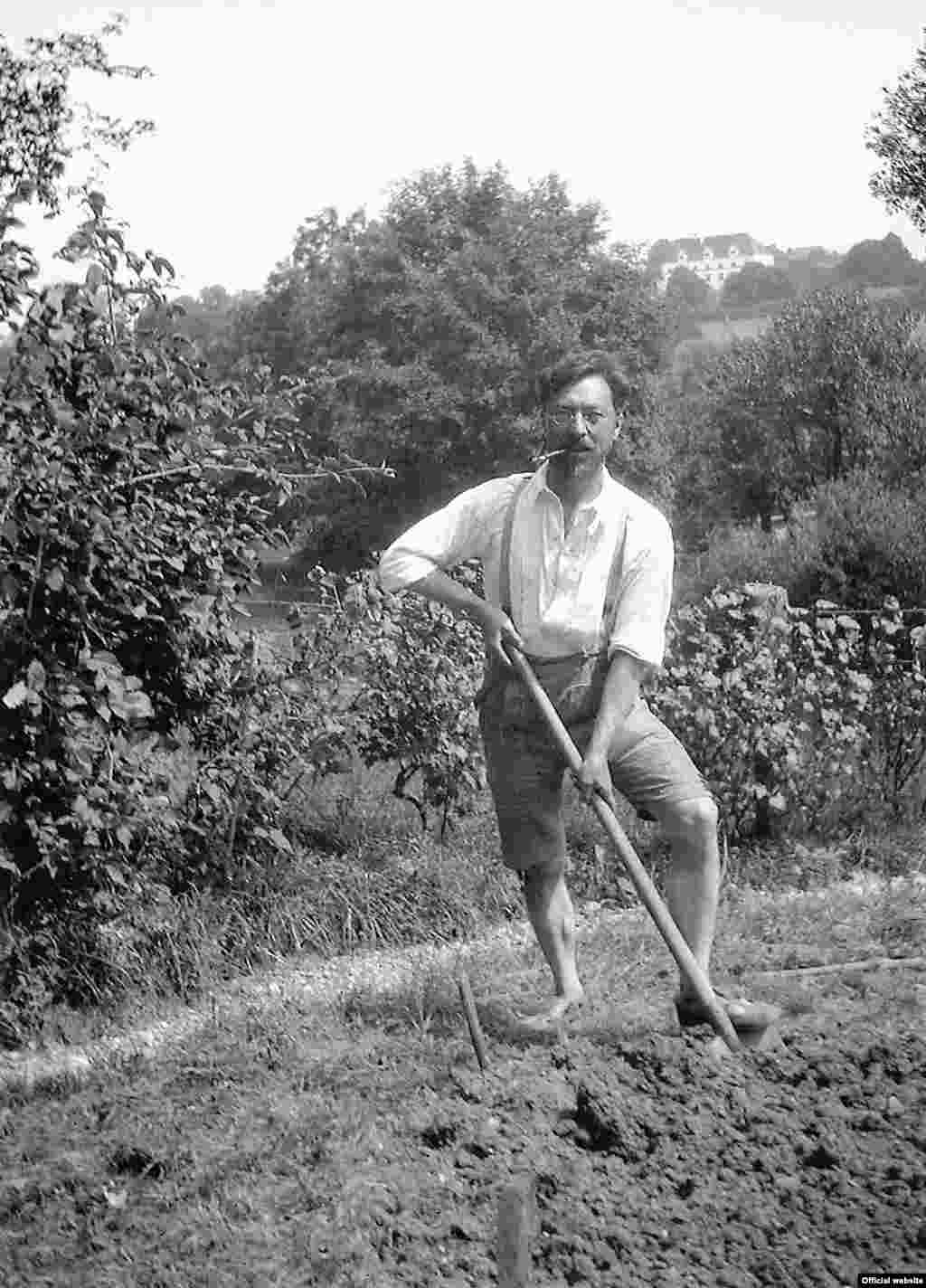 Gabriele Münter: Kandinsky cu un hîrleț săpînd grădina casei lor de la Murnau; cca 1910/11. Gabriele Münter- und Johannes Eichner-Stiftung, München &copy; 2016, ProLitteris, Zurich
