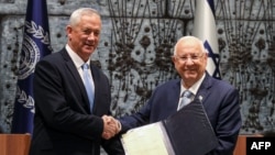 Президент Израиля Реувен Ривлин (справа) и Бенни Ганц (слева)
