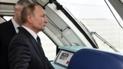 Президент Росії Володимир Путін їде на рейковому автобусі через міст до окупованого українського Криму, 23 грудня 2019 рок