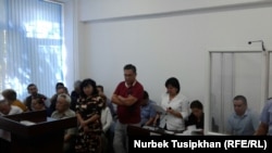В суде по делу Жанболата Мамая (журналист справа, в кабине за стеклом). Алматы, 14 августа 2017 года.