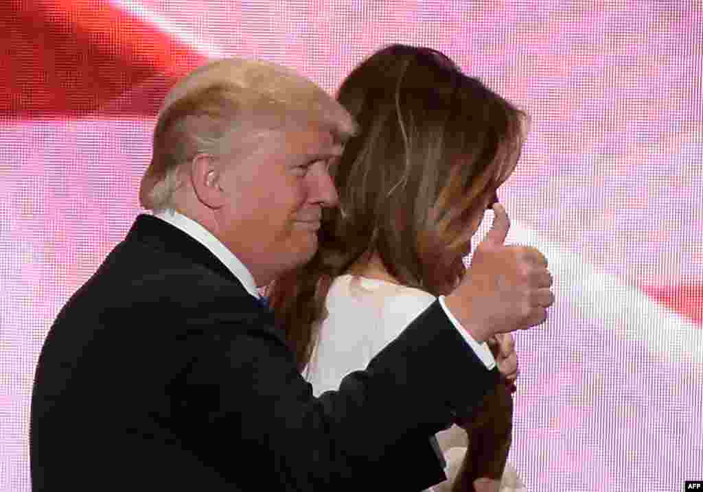 Участники съезда бурно приветствовали Дональда Трампа с супругой.&nbsp;