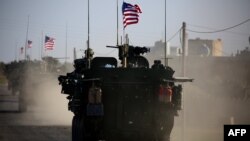Un convoi de vehicule blindate americane în apropiere de orașul sirian Manbij, în 2017 