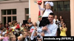 Першы званок у адной з школаў у Беларусі, архіўнае фота
