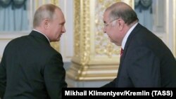 Президент России Владимир Путин и бизнесмен Алишер Усманов. Кремль, 24 октября 2018 года.