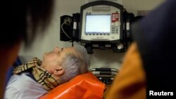 Adrian Năstase într-o ambulanţă, după o pretinsă tentativă de sinucidere, la aflarea deciziei privind condamnarea sa la închisoare, 20 iunie 2012, Bucureşti