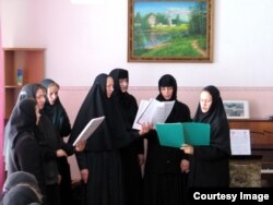 Сестры соседнего женского монастыря поют. Фото сделано самим наместником, когда принято ездить в гости после Пасхи, 2005