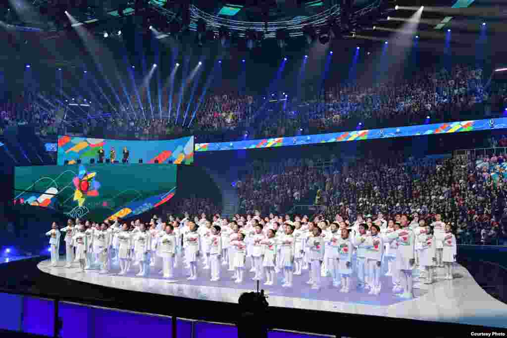 Гимн Казахстана исполнил детский хор.