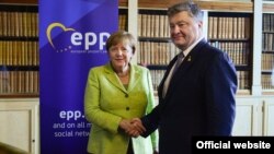 Angela Merkel și Petro Poroșenko la Bruxelles, 22 iunie 2017.