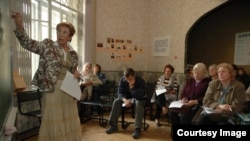 Элла Полякова на лекции "Солдатских матерей"