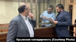 Активист и блогер Нариман Мемедеминов (в центре) на процессе по его делу в российском городе Ростове-на-Дону.